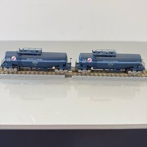 Z scale ROKUHAN TANK CARS T004-2 set of two.